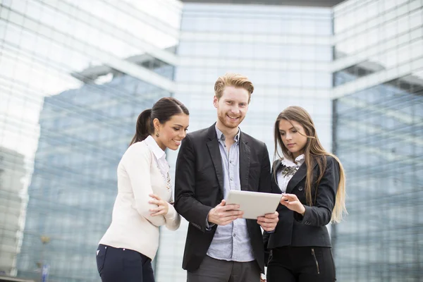 Young business people outdoors — Stock Photo, Image