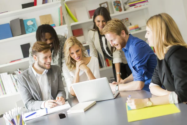 Jóvenes en la oficina — Foto de Stock