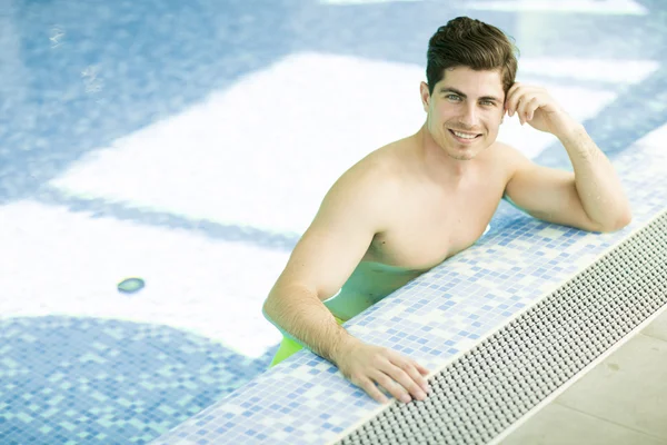 Man in the swimming pool — Stock Photo, Image