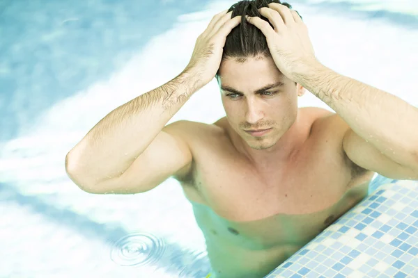 Homem na piscina — Fotografia de Stock