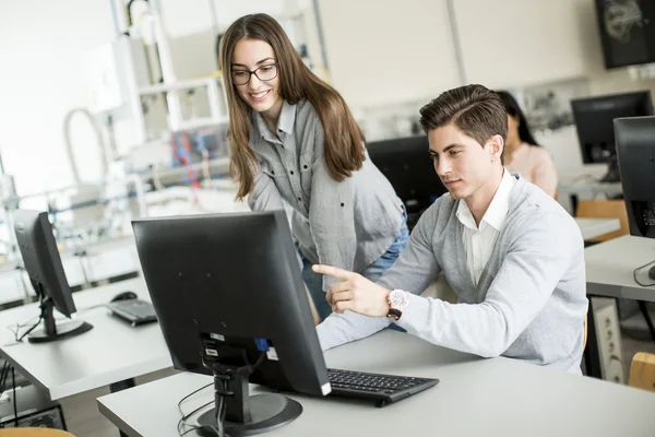 Jóvenes en el aula — Foto de Stock