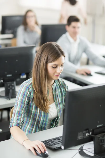 Jonge mensen in de klas — Stockfoto