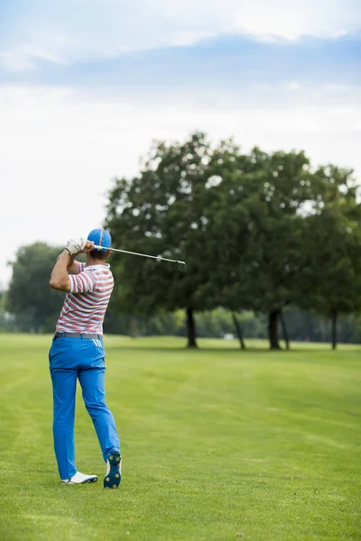 Muž hrající golf — Stock fotografie