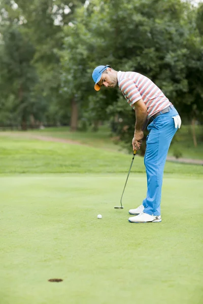 Hombre jugando al golf — Foto de Stock