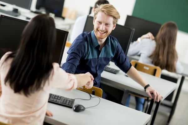 Ungdomar i klassrummet — Stockfoto