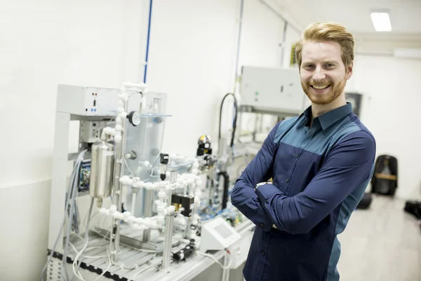 Ingenieur terwijl u werkt in de fabriek — Stockfoto