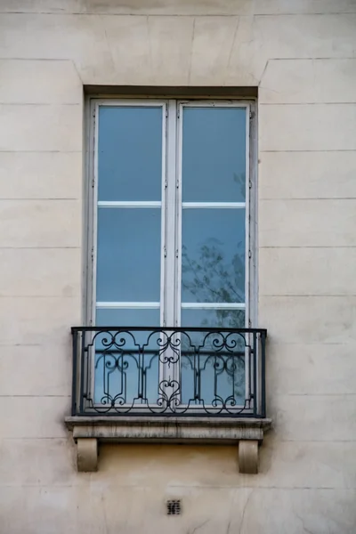 Tradiční okno z Paříže — Stock fotografie