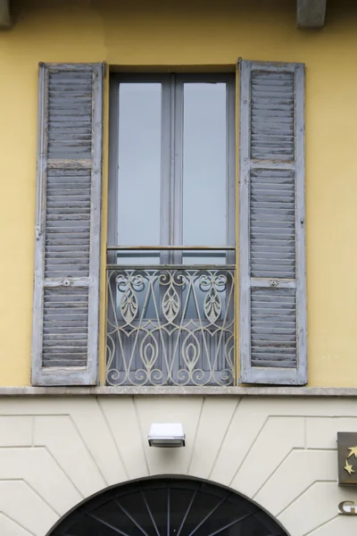 Fönster från Como, Italien — Stockfoto