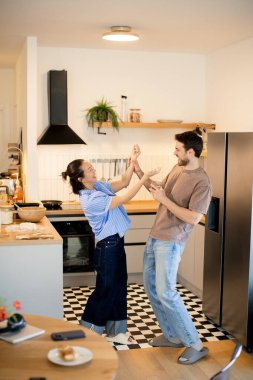 İki arkadaş, neşeli ve neşeli bir anı paylaşıyor, neşe ve kahkaha dolu, birlikte anılar yaratıyorlar..