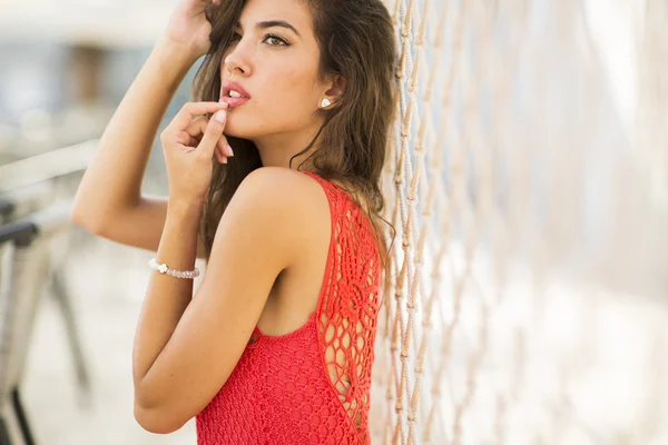 Mujer joven en vestido — Foto de Stock