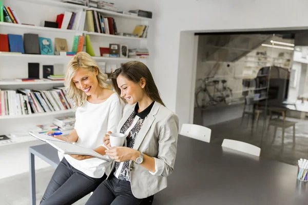 Young women in the office — Stock Photo, Image