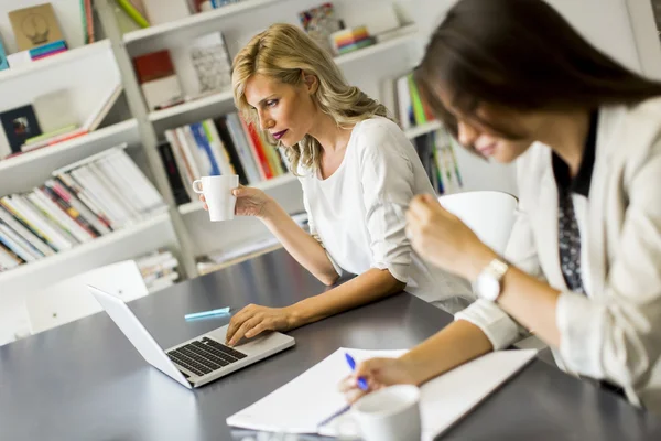 Mujeres jóvenes en la oficina —  Fotos de Stock