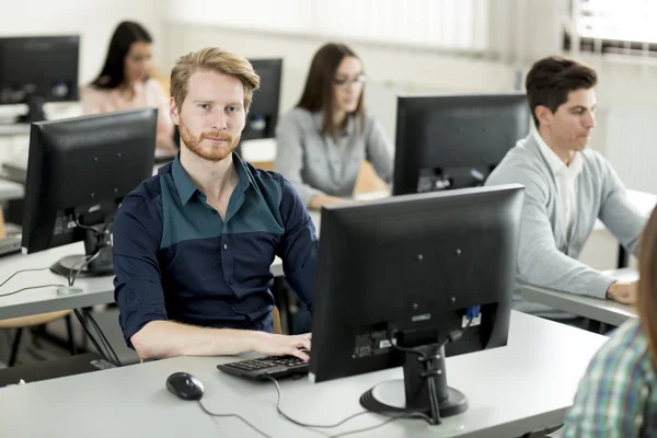 Jonge mensen in de klas — Stockfoto