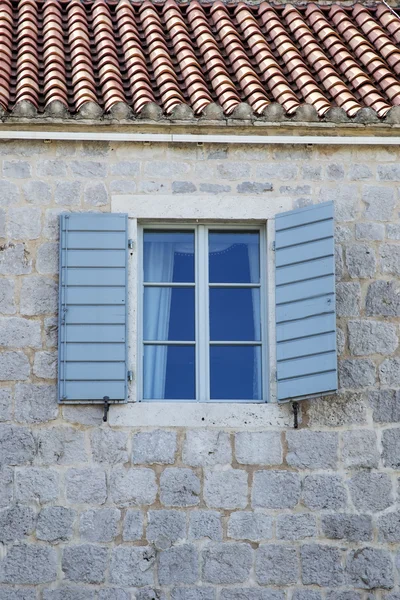 Venster op Korcula, Kroatië — Stockfoto