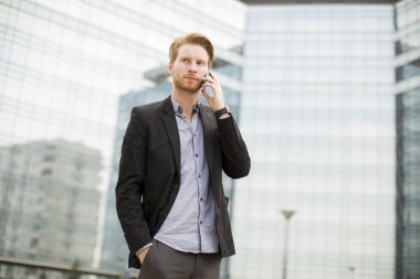 Cep telefonu olan adam.