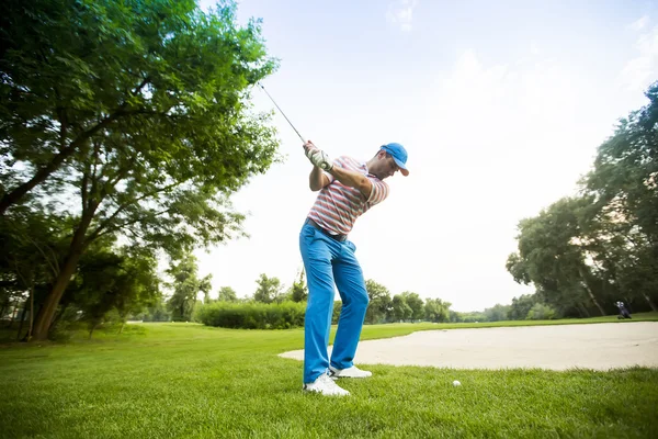 Uomo che gioca a golf — Foto Stock