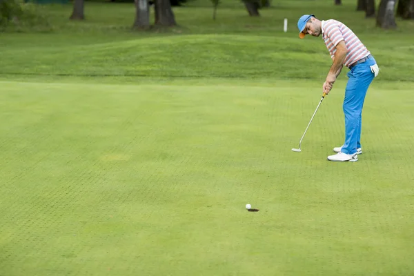 Homem a jogar golfe — Fotografia de Stock