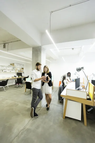 Les jeunes dans le bureau — Photo