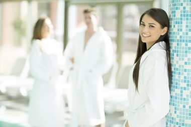 havuz kenarında genç kadın