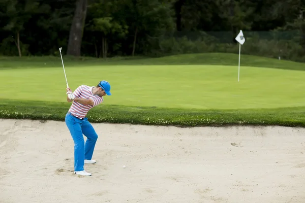 Hombre jugando al golf — Foto de Stock