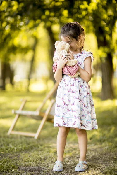 공원에 있는 어린 소녀 — 스톡 사진