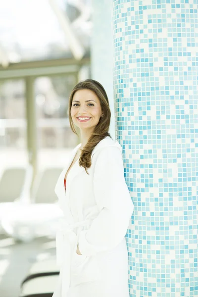 Mujer joven junto a la piscina — Foto de Stock