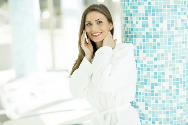 Mujer joven junto a la piscina — Foto de Stock