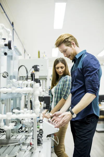 Ingenieur terwijl u werkt in de fabriek — Stockfoto