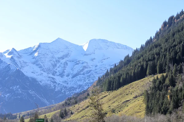 Vista sulle montagne invernali — Foto Stock