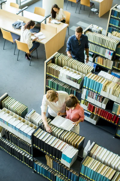 Young people in the library — Stock Photo, Image