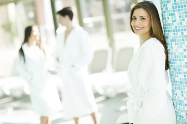 havuz kenarında genç kadın