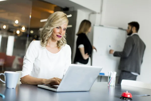 Jonge vrouw in het kantoor — Stockfoto