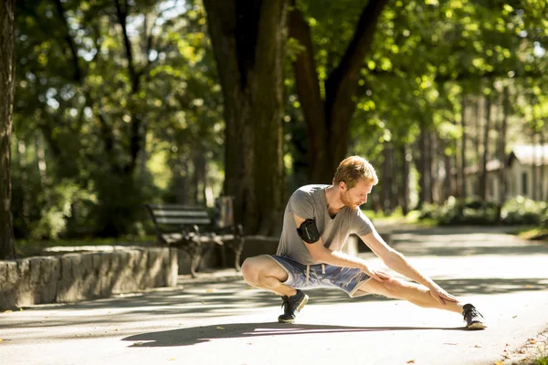 Giovane uomo allenamento — Foto Stock