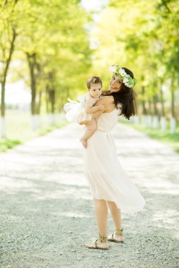 Anne ve bebek parkta.