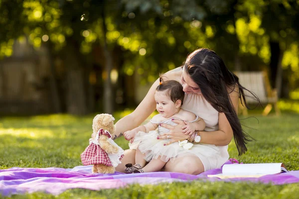 Mãe e bebê no parque — Fotografia de Stock