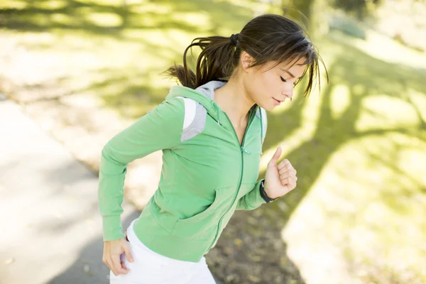 Mujer joven corriendo — Foto de Stock