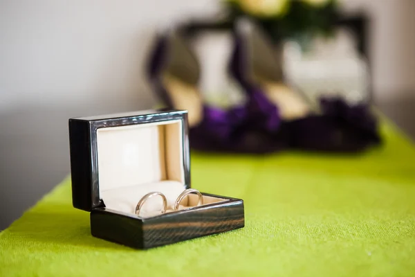 Hochzeitsschuhe und Ringe — Stockfoto