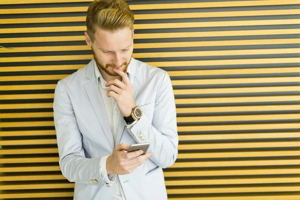 Junger Mann im Büro — Stockfoto