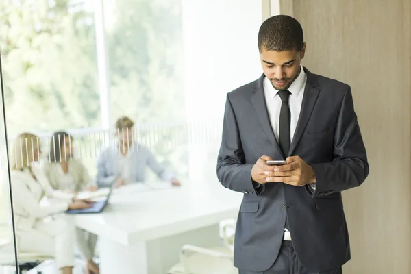 Jeune homme dans le bureau — Photo