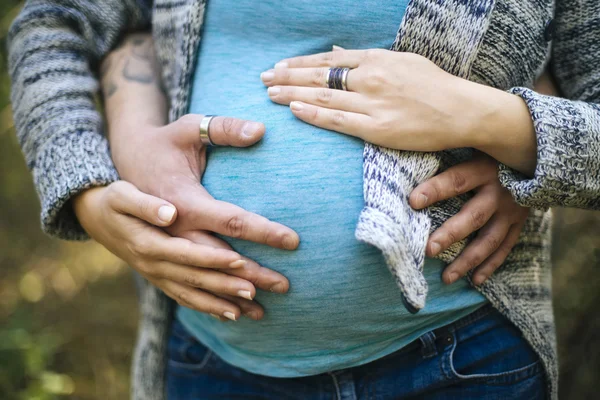 Pasangan muda hamil — Stok Foto