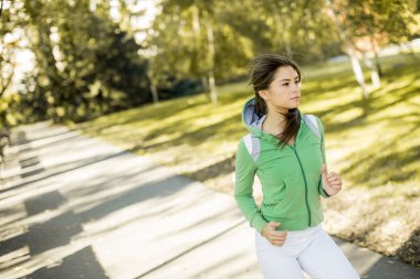 çalışan genç bir kadın