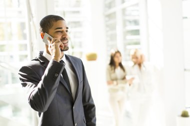 Ofisteki genç adam.