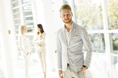 Ofisteki genç adam.