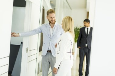 Ofisteki genç çift.