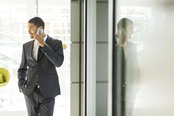 Jeune homme dans le bureau — Photo