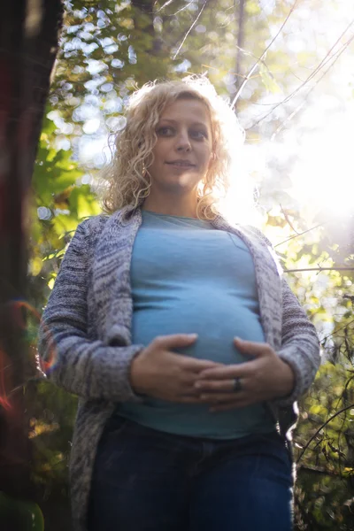Jonge zwangere vrouw — Stockfoto