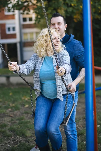 Fiatal terhes pár — Stock Fotó