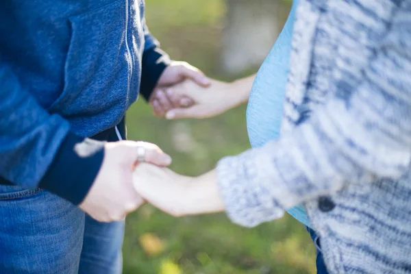 Giovane coppia incinta — Foto Stock