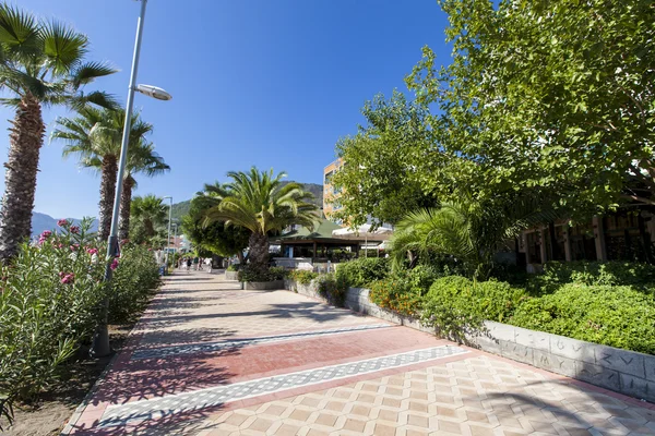 Unidentified tourists at walkway — Stock Photo, Image