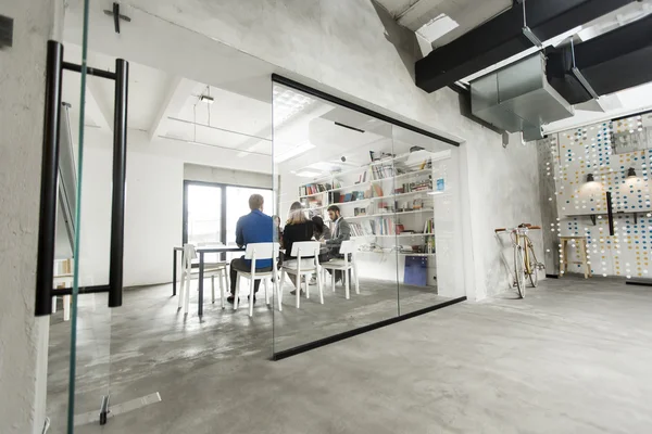 Les jeunes dans le bureau — Photo